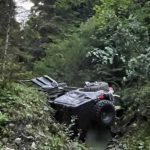 Accident rutier grav în județul Bacău: Două persoane rănite după o cădere spectaculoasă într-o râpă