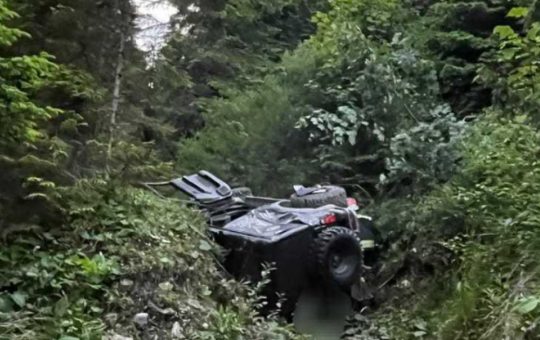 Accident rutier grav în județul Bacău: Două persoane rănite după o cădere spectaculoasă într-o râpă