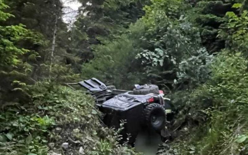Accident rutier grav în județul Bacău: Două persoane rănite după o cădere spectaculoasă într-o râpă