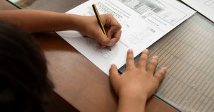 Controversa homeschooling-ului ilegal: Părinții din Bihor și educația copiilor lor în vizorul legii
