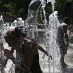 Canicula Extremă în București: Ce Înseamnă Codul Roșu pentru Capitală și Cetățenii Săi