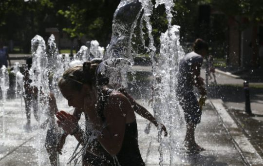 Canicula Extremă în București: Ce Înseamnă Codul Roșu pentru Capitală și Cetățenii Săi