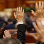 Provocările învestirii unui nou guvern: Voturi și strategii în contextul politic românesc