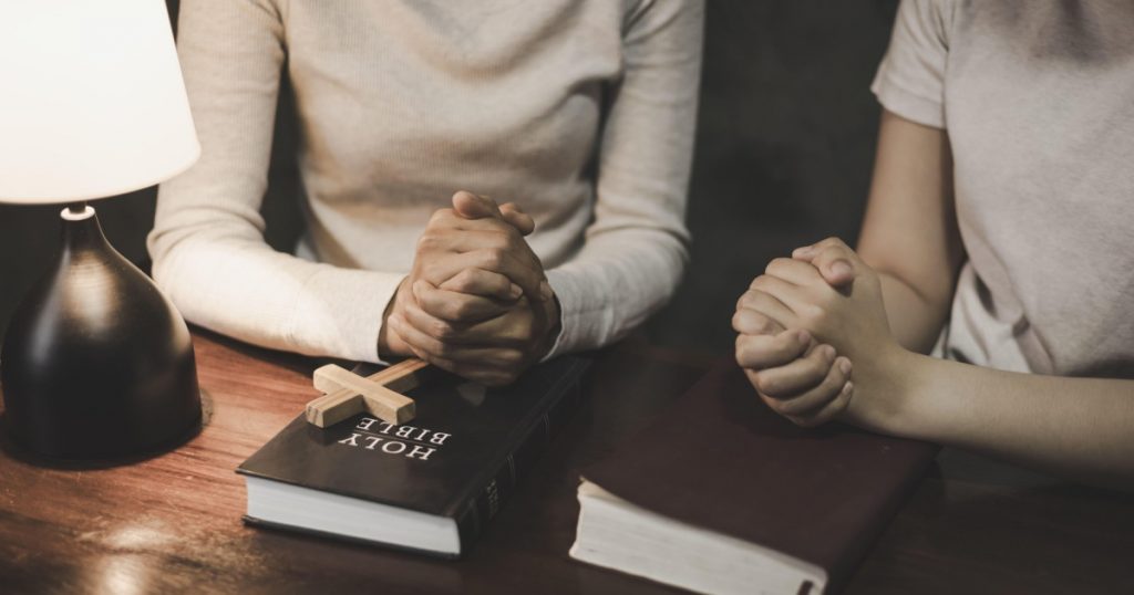 Biblia devine lectură obligatorie în școlile din Texas: O analiză a implicațiilor sociale și culturale