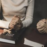 Biblia devine lectură obligatorie în școlile din Texas: O analiză a implicațiilor sociale și culturale