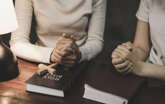 Biblia devine lectură obligatorie în școlile din Texas: O analiză a implicațiilor sociale și culturale