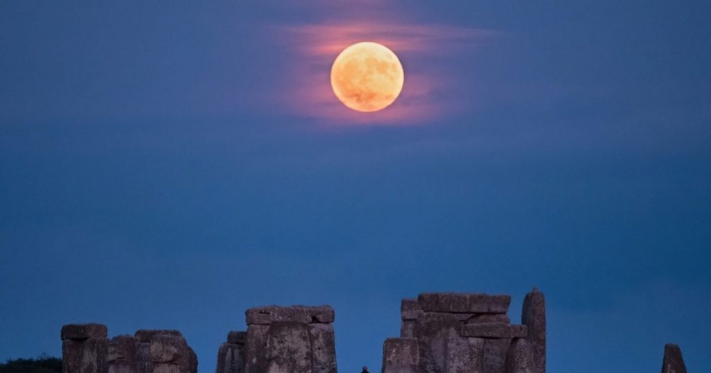 Luna Căpșună: Spectacol Astronomic de Vară și Semnificația Sa Culturală