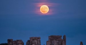 Luna Căpșună: Spectacol Astronomic de Vară și Semnificația Sa Culturală