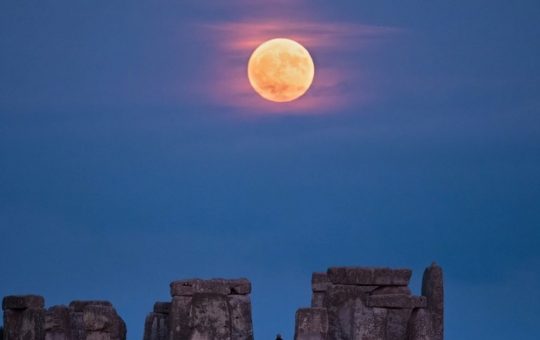 Luna Căpșună: Spectacol Astronomic de Vară și Semnificația Sa Culturală
