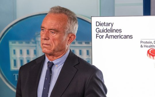 Dieta cu Varză Murată și Friptură: O Privire Asupra Trendului Alimentar Promovat de Robert Kennedy Jr. în Administrația Trump