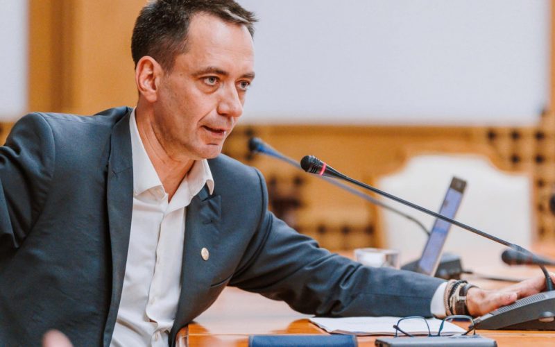Criza politică din România: Analiza declarațiilor lui Csoma Botond privind alegerile anticipate și viitorul guvernului