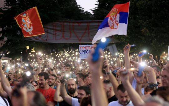 Protestele din Serbia: O luptă pentru democrație și justiție în contextul demisiei lui Aleksandar Vucic