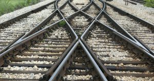 Pericolele de pe calea ferată din Suceava: O anchetă în urma descoperirii traverselor abandonate
