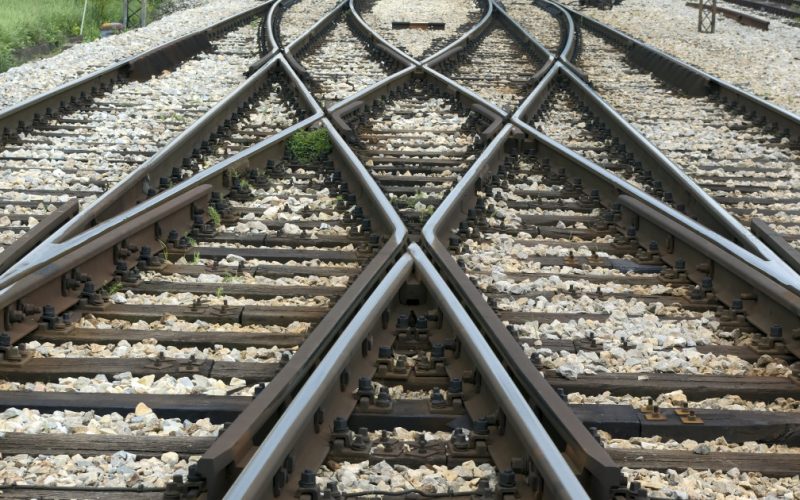 Pericolele de pe calea ferată din Suceava: O anchetă în urma descoperirii traverselor abandonate