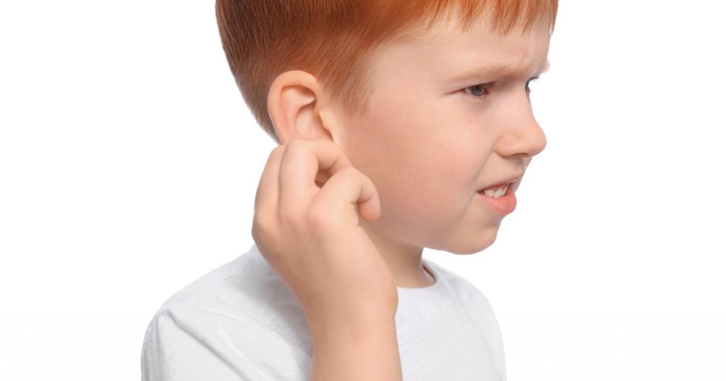 Sezonul otitelor la copii: Cum să prevenim infecțiile urechii în lunile de vară