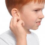 Sezonul otitelor la copii: Cum să prevenim infecțiile urechii în lunile de vară