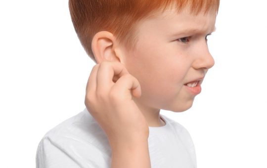 Sezonul otitelor la copii: Cum să prevenim infecțiile urechii în lunile de vară