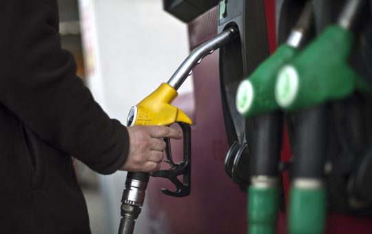 Scumpirea carburanților: O analiză detaliată asupra plafonării și impactului acesteia asupra economiei românești