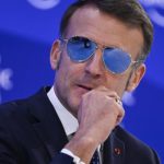 Reîntoarcerea ochelarilor de aviator: Emmanuel Macron și semnificația acestui gest în contextul politic francez