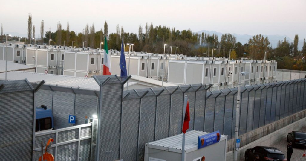 Controversele externalizării azilului: Parlamentarii europeni împiedicați să verifice condițiile de detenție pentru migranți în Albania