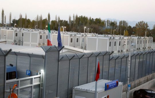 Controversele externalizării azilului: Parlamentarii europeni împiedicați să verifice condițiile de detenție pentru migranți în Albania