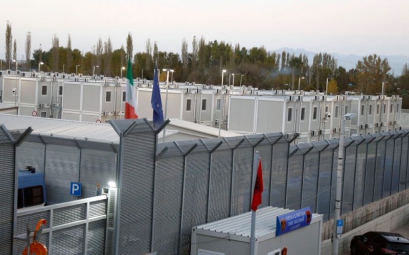 Controversele externalizării azilului: Parlamentarii europeni împiedicați să verifice condițiile de detenție pentru migranți în Albania