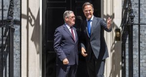 Angajamentul Marii Britanii față de NATO: O analiză a întâlnirii Starmer-Rutte în contextul bugetului de apărare