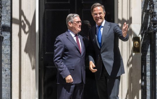 Angajamentul Marii Britanii față de NATO: O analiză a întâlnirii Starmer-Rutte în contextul bugetului de apărare