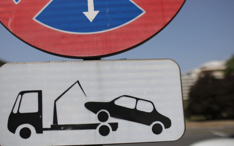 Noi Reguli pentru Ridicarea Mașinilor Parcate Neregulamentar în București: O Analiză Detaliată a Implicațiilor și Tariferelor