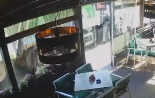 Explozia unei roți de mașină de gunoi în Târgu Jiu: O analiză detaliată a incidentului și implicațiilor sale