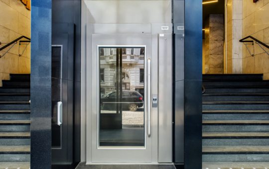 Legea „Lift pentru viață”: O nouă oportunitate pentru accesibilizarea locuințelor din România