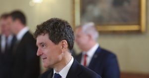 Nicușor Dan și Provocările Racolării Parlamentarilor din Partidele Extremiste: O Analiză Detaliată