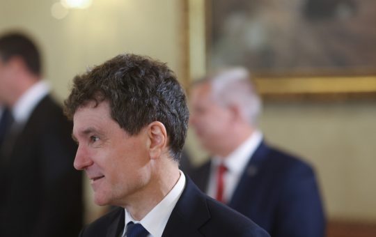 Nicușor Dan și Provocările Racolării Parlamentarilor din Partidele Extremiste: O Analiză Detaliată