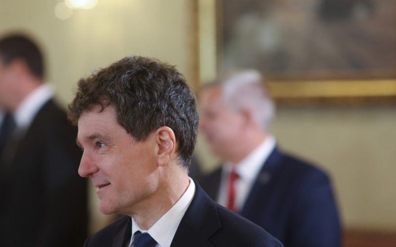 Nicușor Dan și Provocările Racolării Parlamentarilor din Partidele Extremiste: O Analiză Detaliată