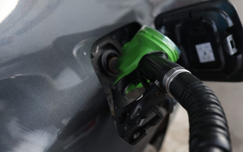 Plafonarea Accizei la Carburanți: O Iluzie Economică sau Oportunitate Pierdută?