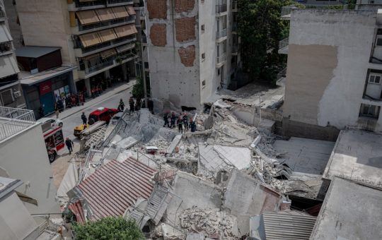 Prăbușirea unui bloc de locuințe în Atena: Cauze, consecințe și perspective asupra siguranței construcțiilor