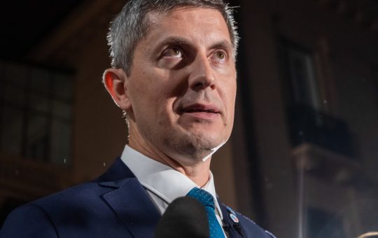 Dan Barna și controversa achizițiilor de vaccinuri: O analiză a contextului și implicațiilor