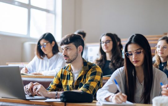 Facultăți fără examen de admitere în 2026: O analiză detaliată a opțiunilor educaționale din România