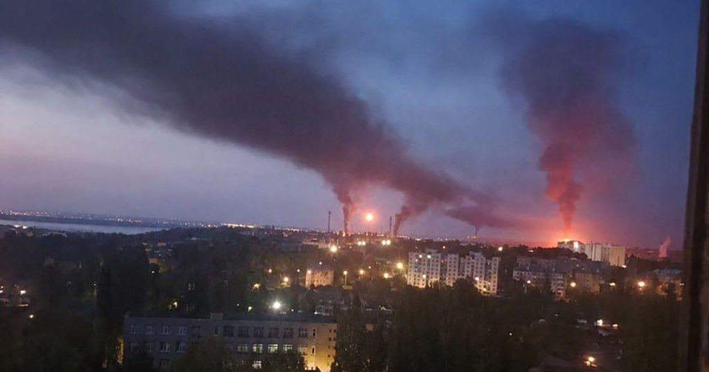 Impactul atacului cu drone asupra rafinăriei din Saratov: O analiză detaliată a implicațiilor economice și geopolitice