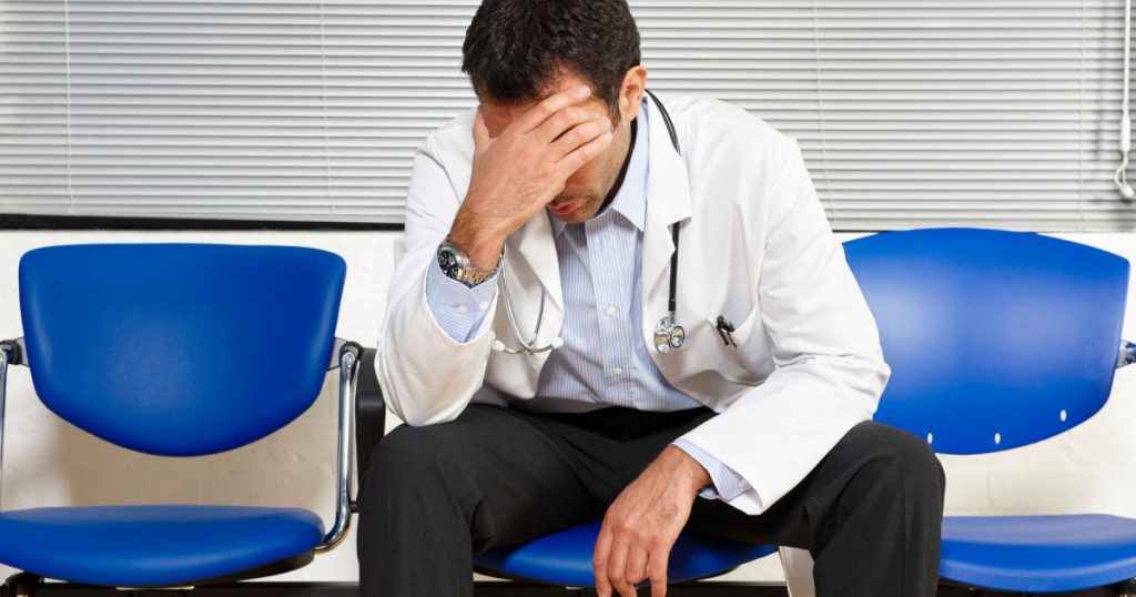 Controversă în sistemul medical: Un medic chirurg arestat la domiciliu pentru ultraj împotriva unui jandarm