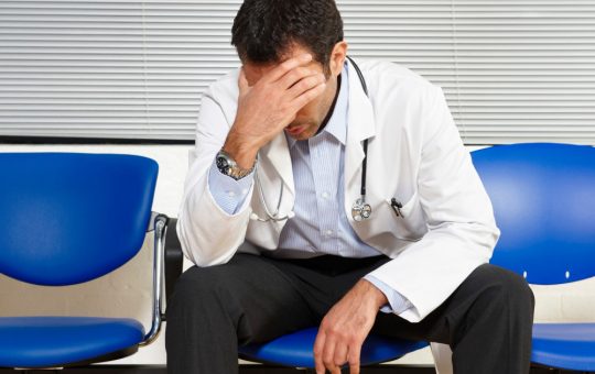 Controversă în sistemul medical: Un medic chirurg arestat la domiciliu pentru ultraj împotriva unui jandarm
