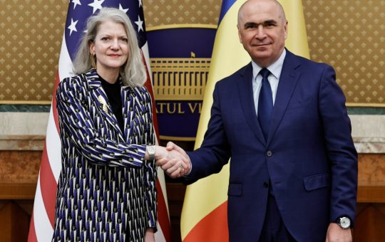 Întâlnirea Premierului Ilie Bolojan cu Allison Hooker: O analiză a Parteneriatului Strategic România-SUA