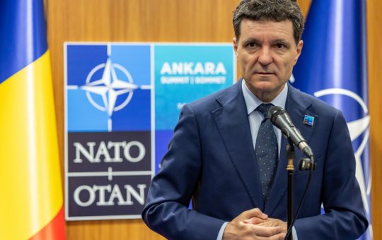 Pistolul de la Erdogan: O analiză detaliată a cadoului controversat oferit lui Nicușor Dan la summitul NATO