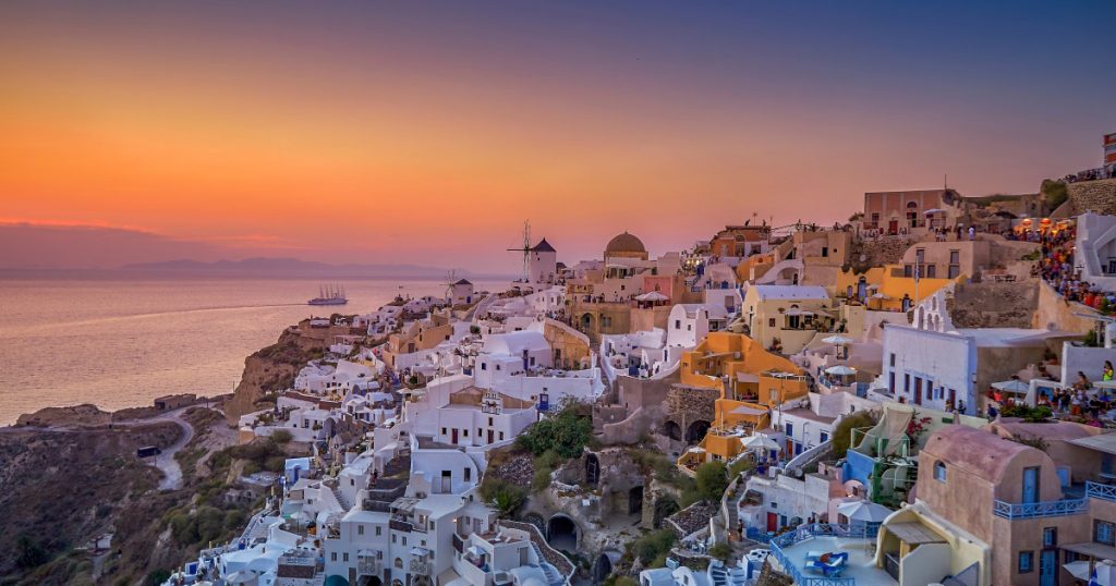 Declinul Turiștilor Străini în Santorini: Cauze, Implicații și Viitorul Insulei