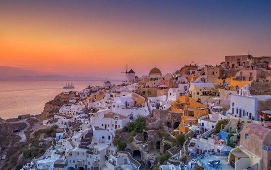 Declinul Turiștilor Străini în Santorini: Cauze, Implicații și Viitorul Insulei