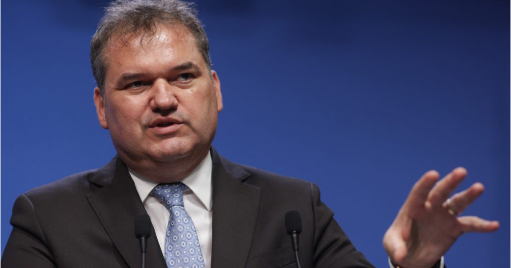 Negocieri Politice în România: Cseke Attila Propune un Model Inspirat din Alegerea Papei pentru Formarea Guvernului