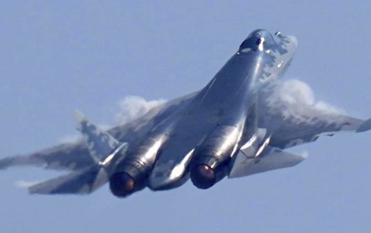 Mobilizarea avionului SU-57: O analiză a eficienței și provocărilor în apărarea rafinăriei de petrol din Omsk