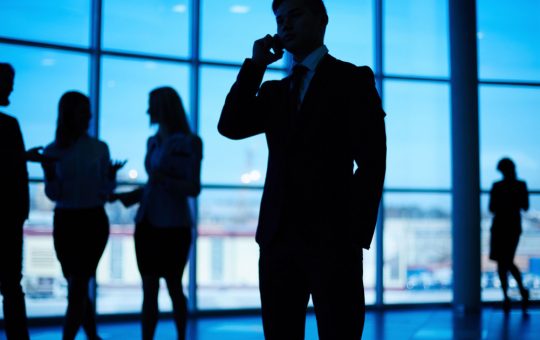 Evoluția Tehnologică a Telefoniei Mobile în România: Impactul Localizării Apelanților la 112