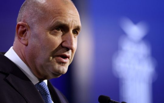 Criza Armelor: Implicațiile Deciziei Bulgariei de a Suspenda Ajutorul Militar pentru Ucraina