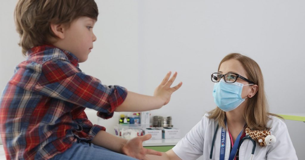 Impactul alimentelor ultra-procesate și al ecranelor asupra sănătății digestive a copiilor: O analiză detaliată